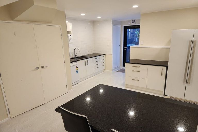 Photo of property in 102 Wiseley Road, West Harbour, Auckland, 0618