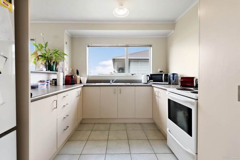 Photo of property in 2/36 Elizabeth Drive, West Harbour, Auckland, 0618