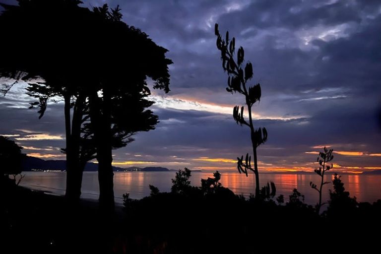 Photo of property in 2 Kirkway, Raumati Beach, Paraparaumu, 5032