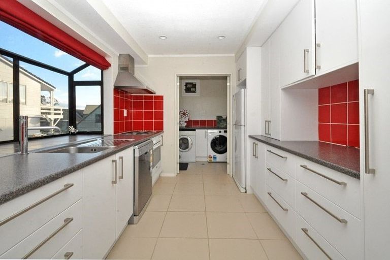 Photo of property in 2/8 Sunward Rise, Glenfield, Auckland, 0629