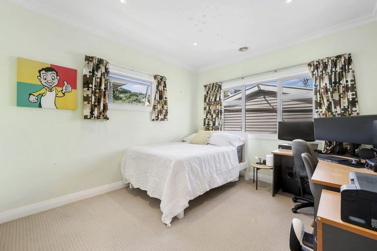 Photo of property in 5 Streatlam Crescent, Strathmore Park, Wellington, 6022