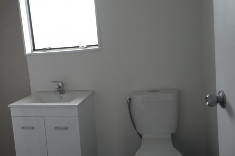 Photo of property in 2/11 De Bloge Place, Clendon Park, Auckland, 2103
