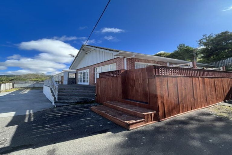 Photo of property in 13a Romney Square, Tawa, Wellington, 5028