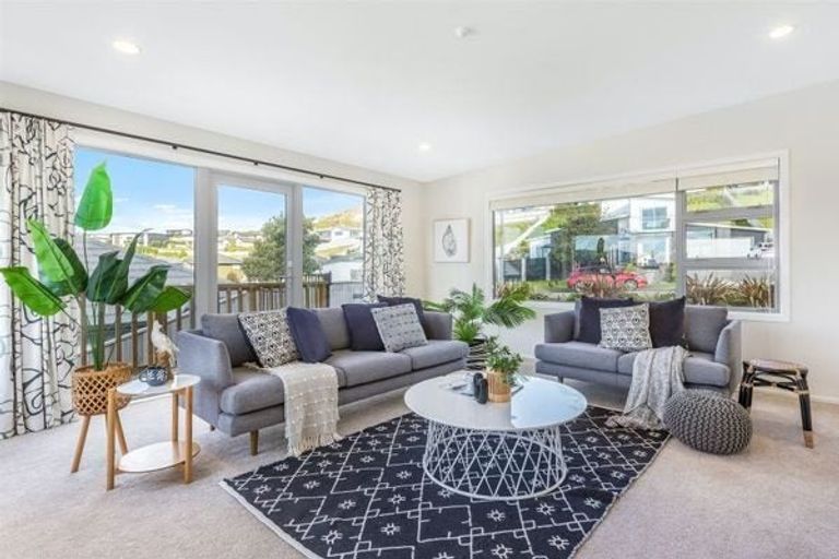 Photo of property in 20 Madeira Close, Whitby, Porirua, 5024