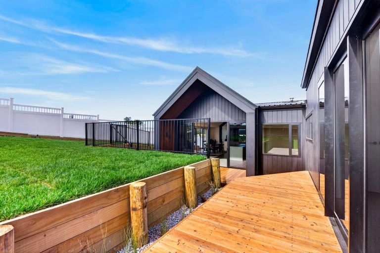 Photo of property in 21 Annie Aranui Drive, Poraiti, 4182