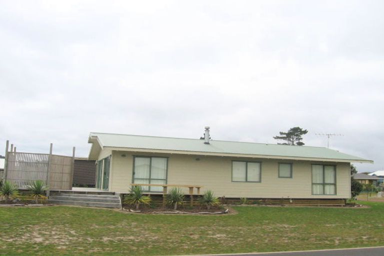 Photo of property in 100 Totara Place, Matarangi, Whitianga, 3592