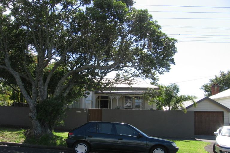 Photo of property in 3 William Bond Street, Stanley Point, Auckland, 0624
