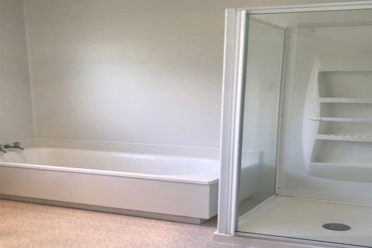 Photo of property in 32 Roick Parade, Glen Eden, Auckland, 0602