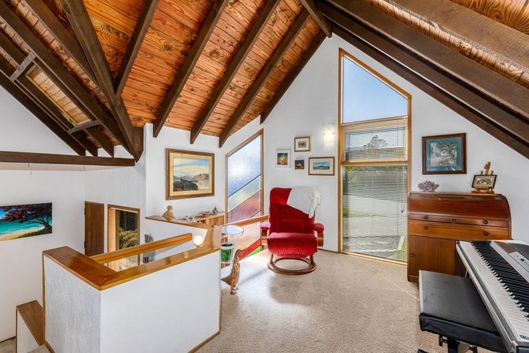 Photo of property in 1 Maple Grove, Maungaraki, Lower Hutt, 5010