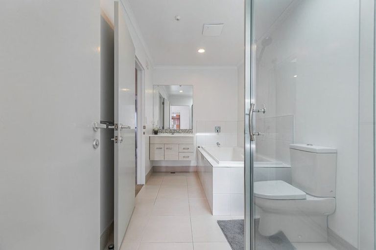 Photo of property in 17 Kanuka Road, Hobsonville, Auckland, 0616