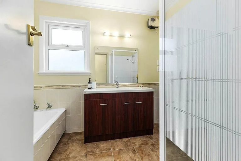Photo of property in 28 Hinau Street, Tawa, Wellington, 5028