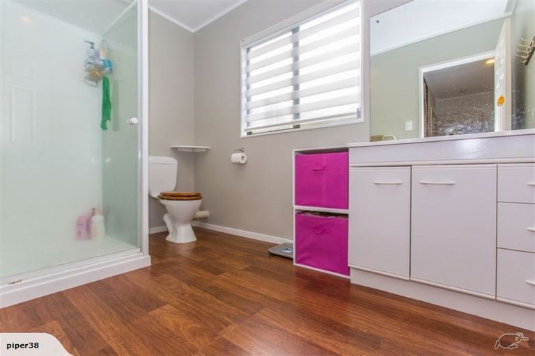 Photo of property in 1/3 Mossop Rise, Glenfield, Auckland, 0629