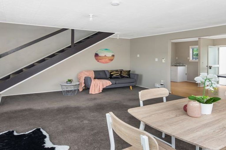 Photo of property in 32a Cheltenham Terrace, Newlands, Wellington, 6037