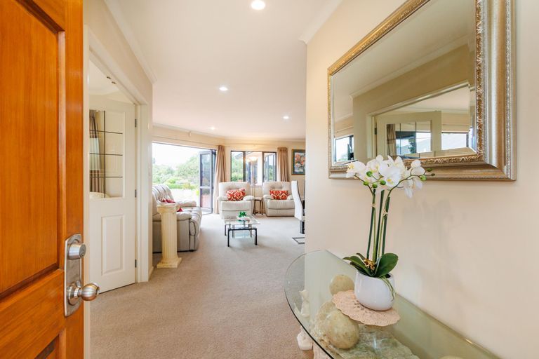 Photo of property in 16 Sycamore Crescent, Fitzherbert, Palmerston North, 4410