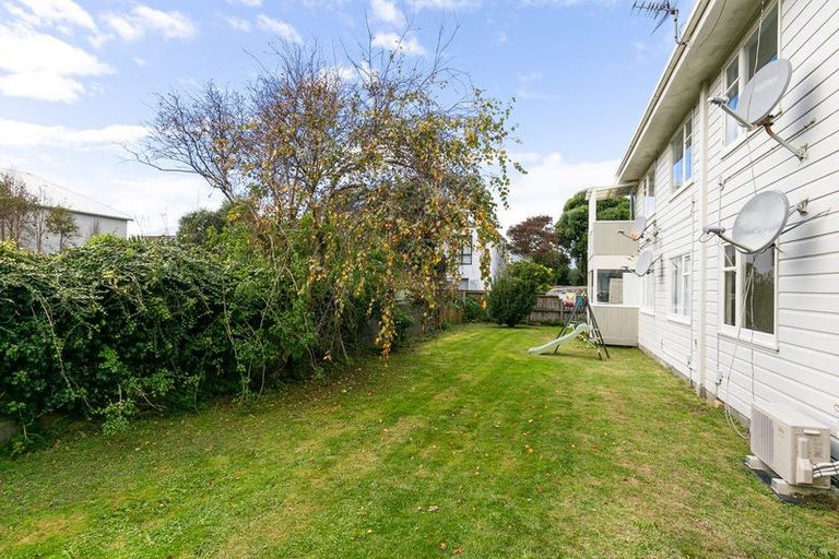 Photo of property in 2/139 Queens Drive, Lyall Bay, Wellington, 6022