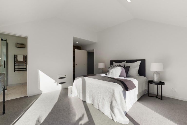 Photo of property in 8 Elizabeth Place, Kelvin Heights, Queenstown, 9300