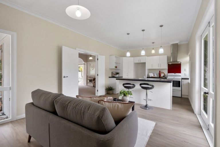 Photo of property in 5 Aokautere Drive, Fitzherbert, Palmerston North, 4410