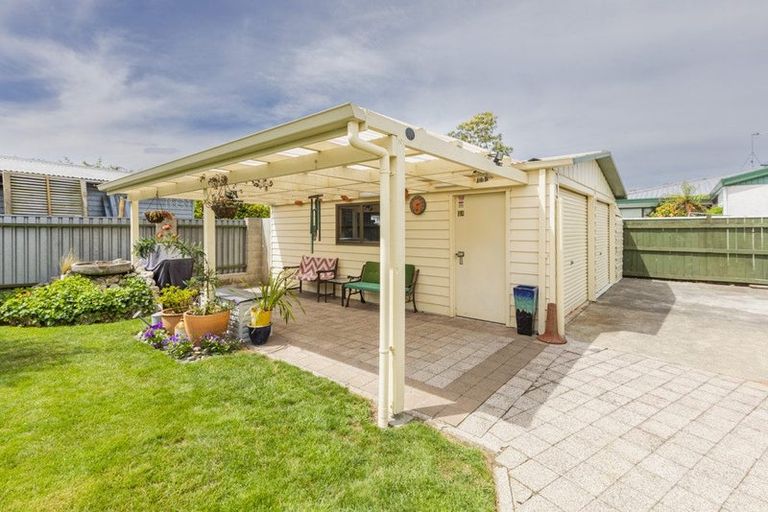 Photo of property in 9 Deakin Place, Clive, 4102