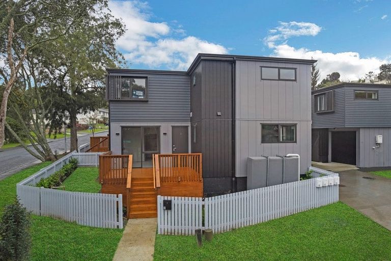 Photo of property in 2 Kama Place, Sunnynook, Auckland, 0620