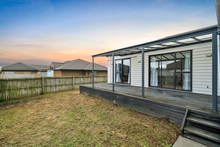 Photo of property in 10 Twin Parks Rise, Papakura, 2110