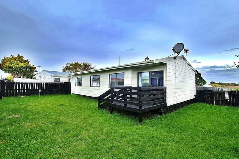 Photo of property in 11a De Bloge Place, Clendon Park, Auckland, 2103