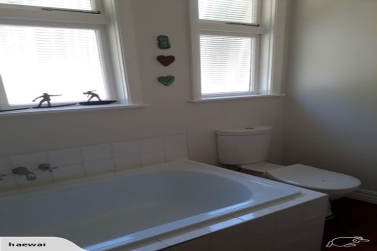 Photo of property in 73 Hungerford Road, Houghton Bay, Wellington, 6023