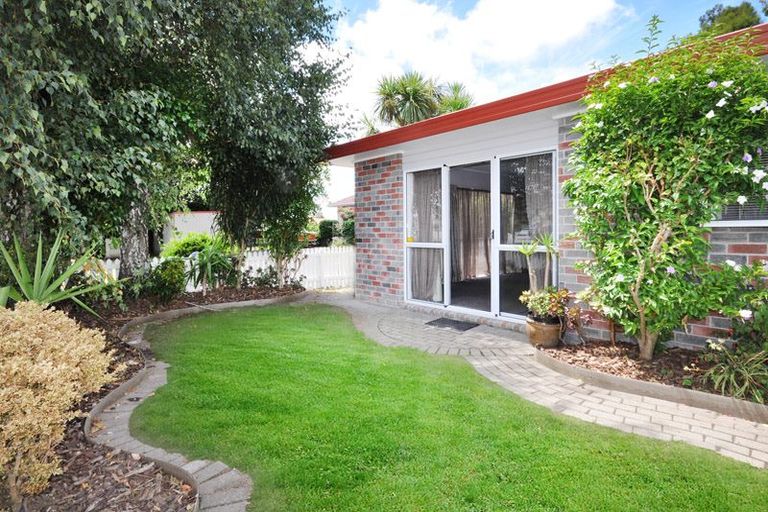 Photo of property in 2/13 Bunnythorpe Road, Papakura, 2110