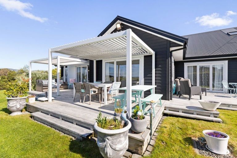 Photo of property in 51 Coutts Way, Fitzherbert, Palmerston North, 4410