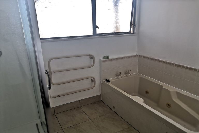 Photo of property in 18 Prince Regent Drive, Half Moon Bay, Auckland, 2012