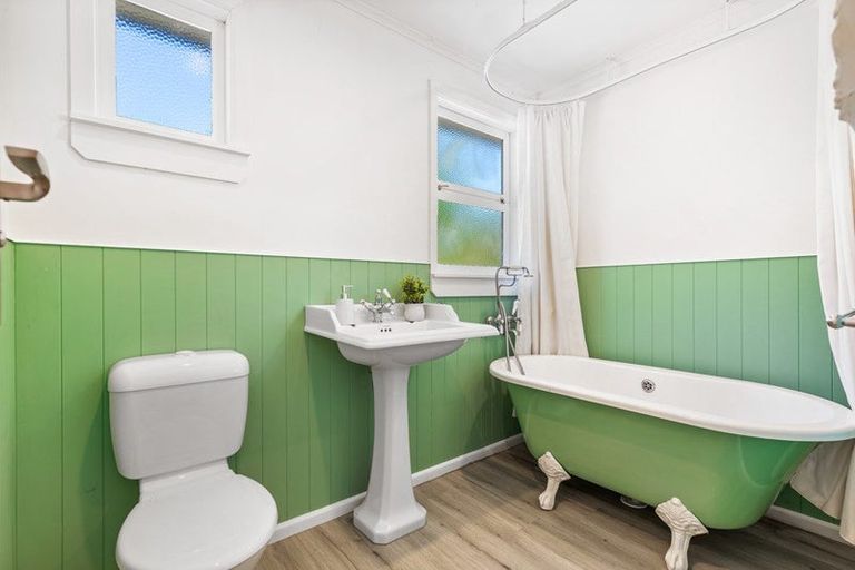 Photo of property in 1 Normandy Place, Henderson, Auckland, 0610