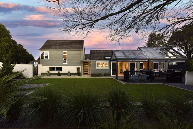 Photo of property in 18 Lombard Place, Avonhead, Christchurch, 8042