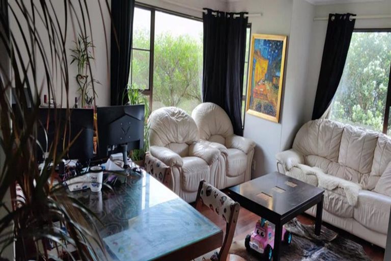 Photo of property in 50 Woodhouse Avenue, Karori, Wellington, 6012