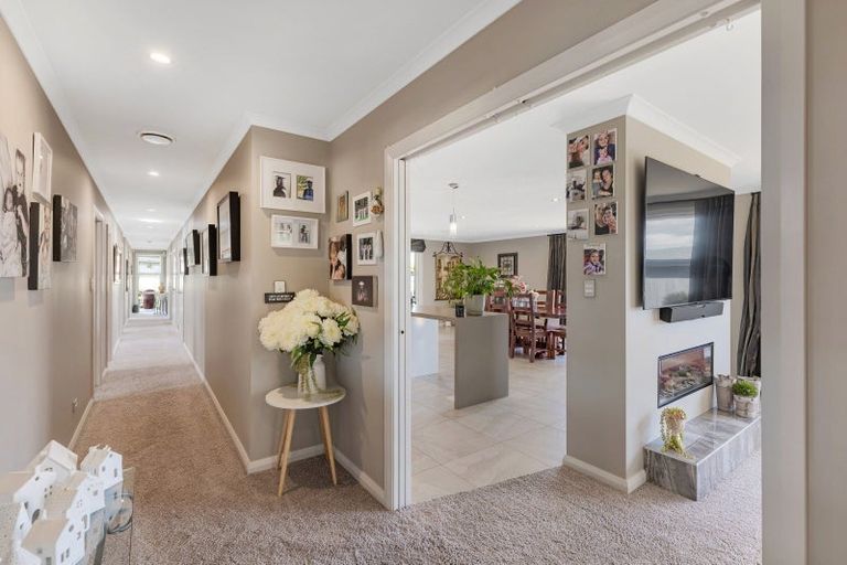 Photo of property in 11 Monaco Grove, Fitzherbert, Palmerston North, 4410