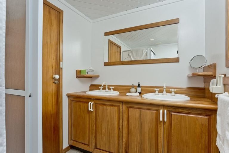 Photo of property in 18 Dene Court Lane, Greenhithe, Auckland, 0632