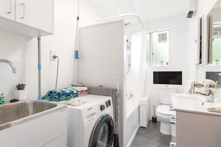 Photo of property in 2/19 Pirie Crescent, Moera, Lower Hutt, 5010