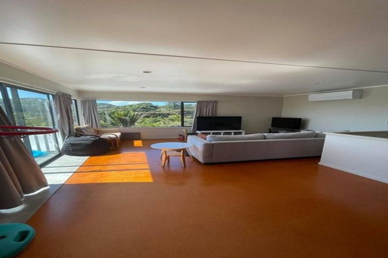 Photo of property in 19 Rayner Road, Piha, New Lynn, 0772