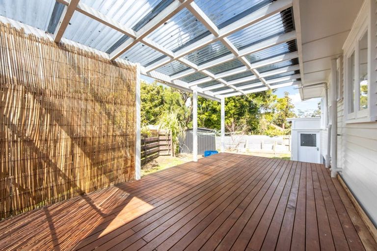 Photo of property in 12 Ashbourne Place, Glendene, Auckland, 0602