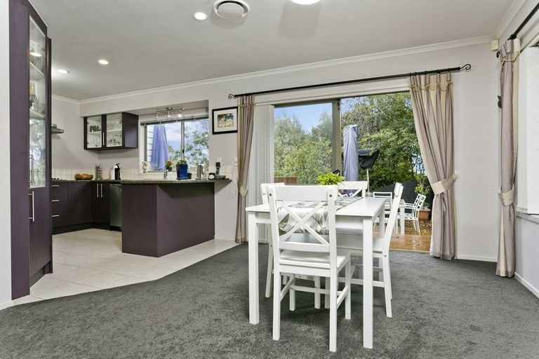 Photo of property in 37 Condor Place, Unsworth Heights, Auckland, 0632