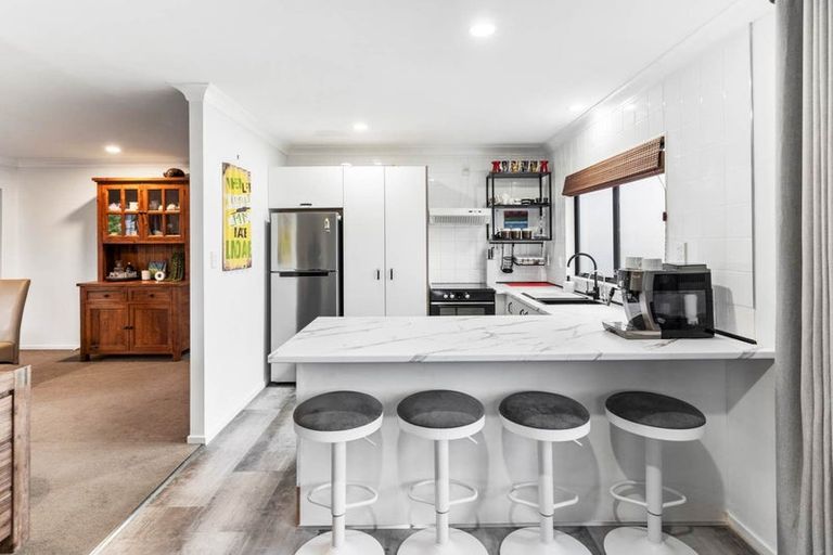 Photo of property in 21 Waterview Road West, Stanley Point, Auckland, 0624