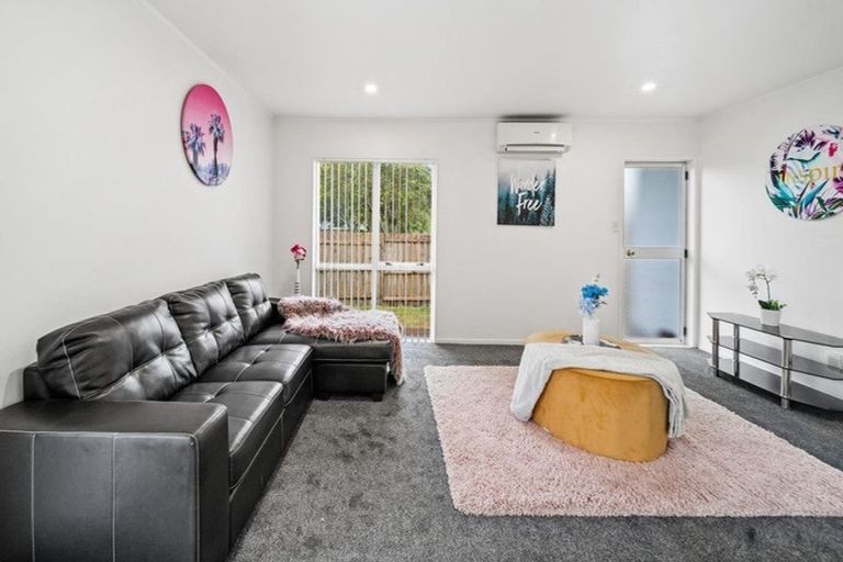 Photo of property in 1/3 Sparrow Place, Weymouth, Auckland, 2103