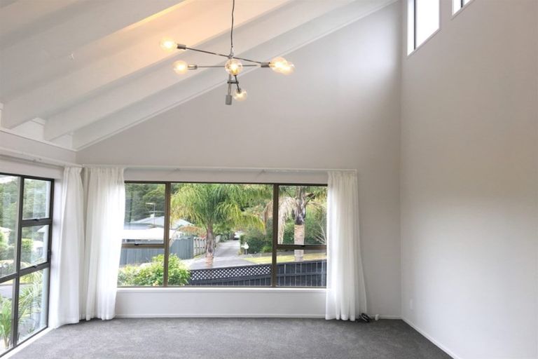 Photo of property in 1/18 Wernham Place, Northcote, Auckland, 0626