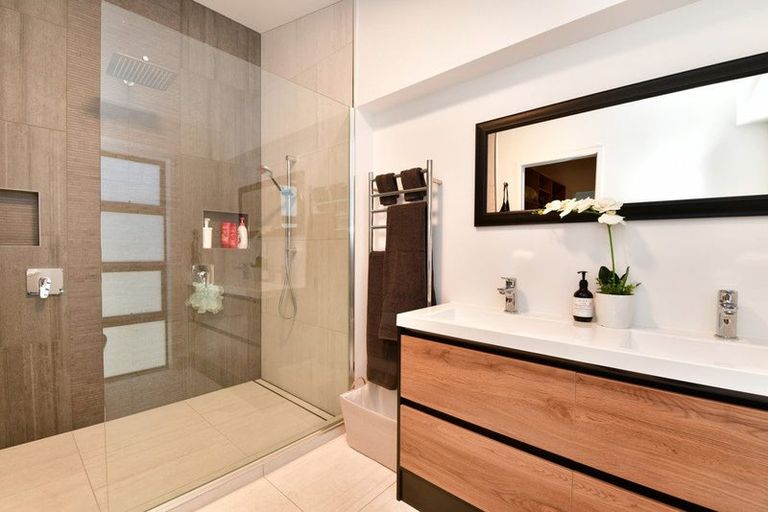 Photo of property in 25 Roberts Road, Matakatia, Whangaparaoa, 0930