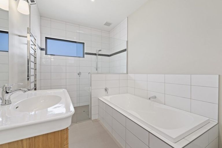 Photo of property in 11 Urquhart Place, Wanaka, 9305