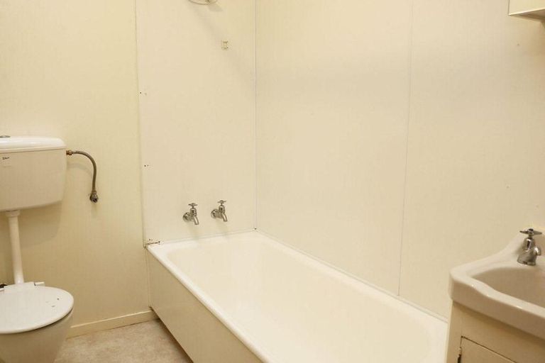 Photo of property in 2/171 Queens Drive, Lyall Bay, Wellington, 6022