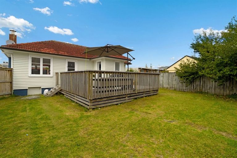 Photo of property in 2 Totara Road, Te Atatu Peninsula, Auckland, 0610