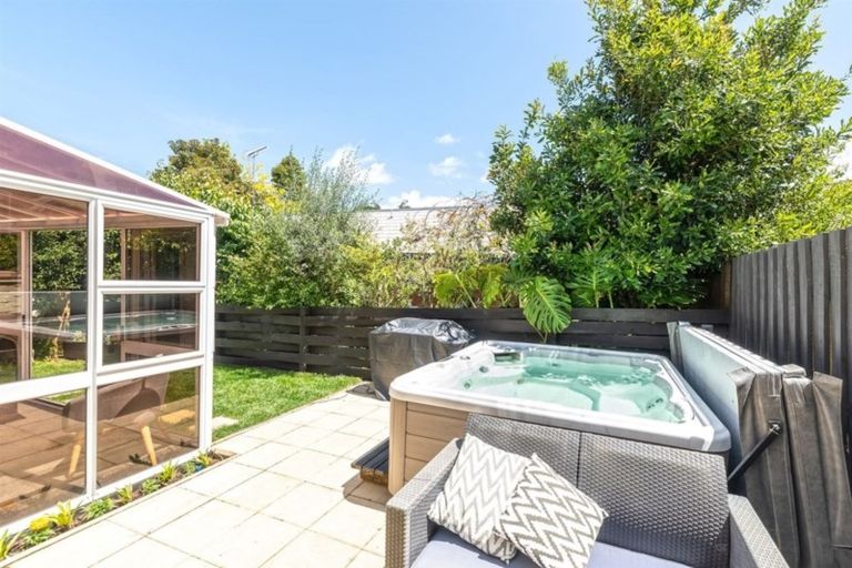 Photo of property in 1/12 Cobblestone Lane, Hillcrest, Auckland, 0627