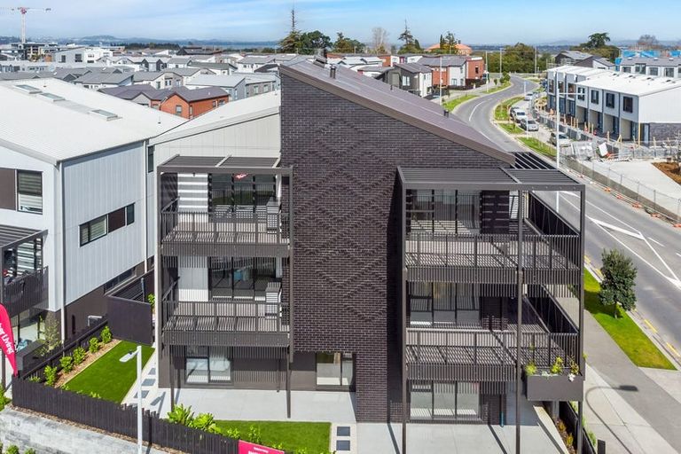 Photo of property in 3/2 Te Rito Road, Hobsonville, Auckland, 0616