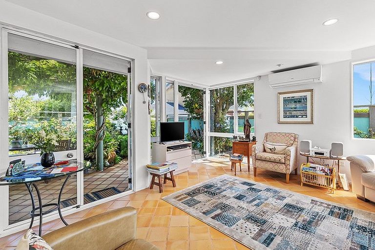 Photo of property in 2/7 Otakau Road, Milford, Auckland, 0620