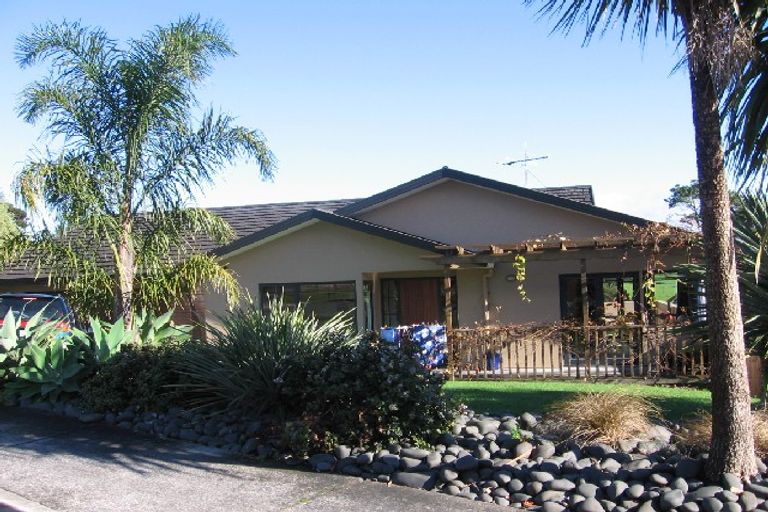 Photo of property in 18 Stonedge Lane, Rosedale, Auckland, 0632