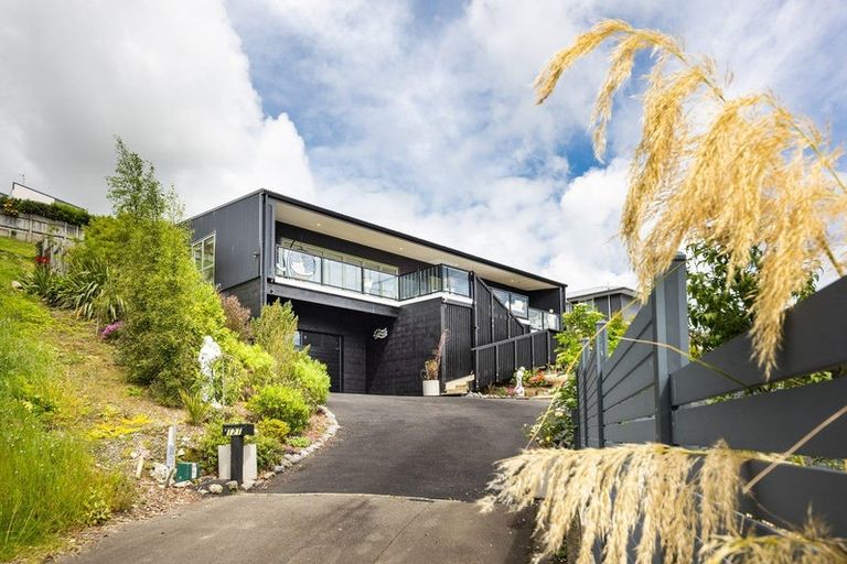 Photo of property in 121 Cashmere Drive, Fitzherbert, Palmerston North, 4410